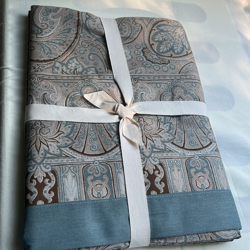 New Williams-Sonoma Blue Paisley Tablecloth 70X90 6-8 average settings - Picture 5 of 10